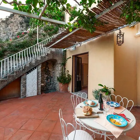 Дом отдыха Casa Claudius - Sea View, Peaceful Outdoor Private Garden *